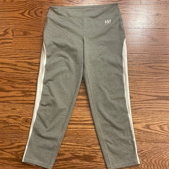 Abercrombie & Fitch 1892 woman’s activewear super crop leggings capri size M - Picture 3 of 9